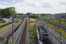 900337 Overzicht van de sporen bij Lunetten aansluiting te Utrecht, vanaf het viaduct in de Waterlinieweg, met op de ...